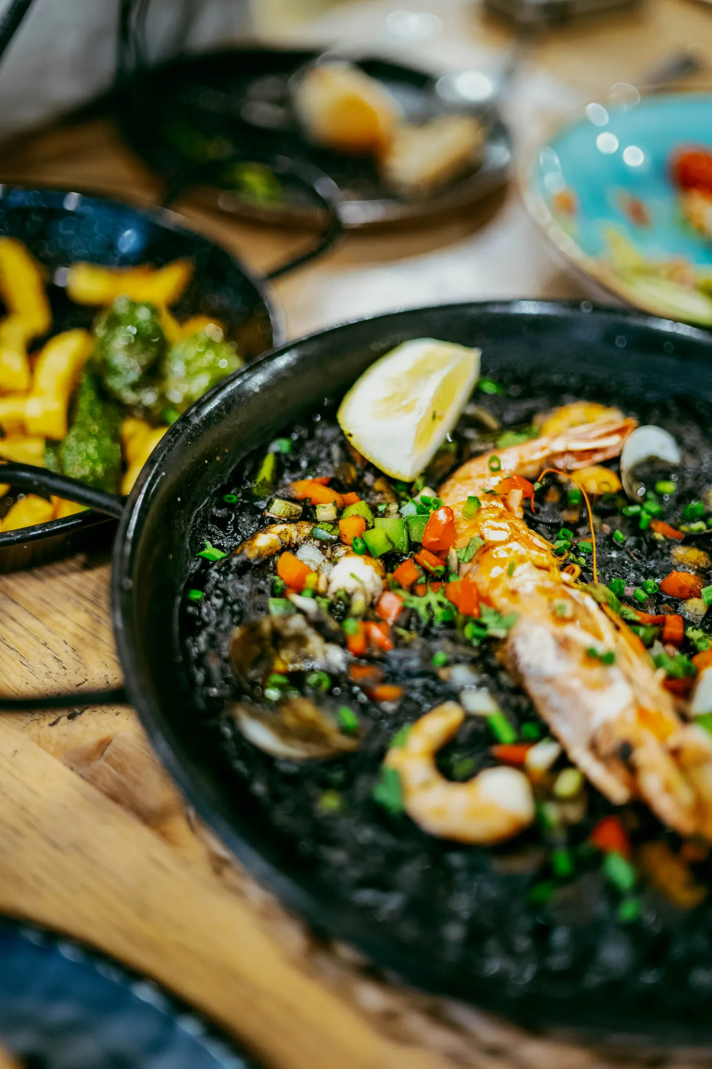 Arròs negre amb gamba i llimona