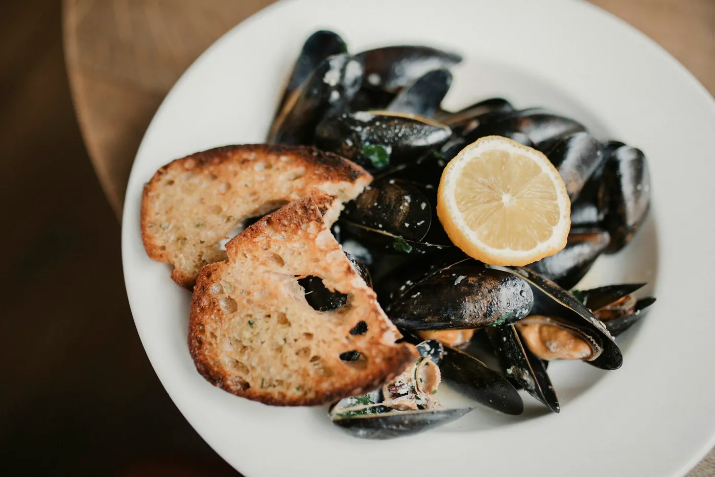 Plat de musclos amb llimona i pa torrat