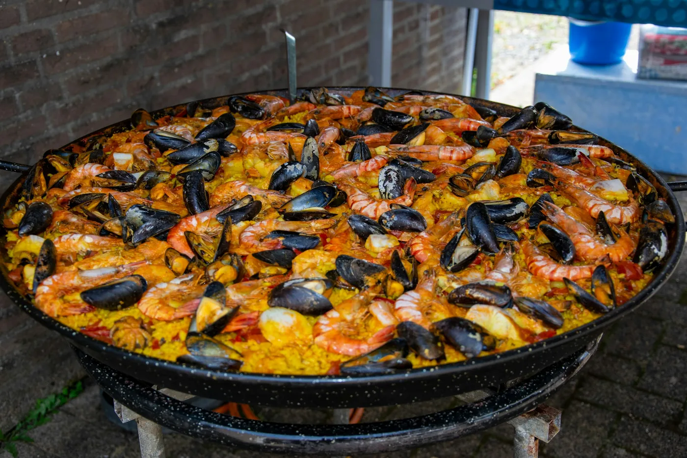 Paella gran de marisc acabada de fer
